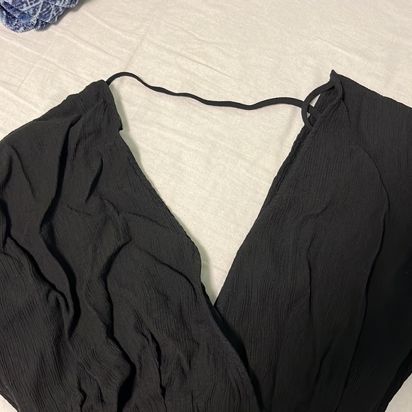 Deep neck black top - Picture 2 of 2